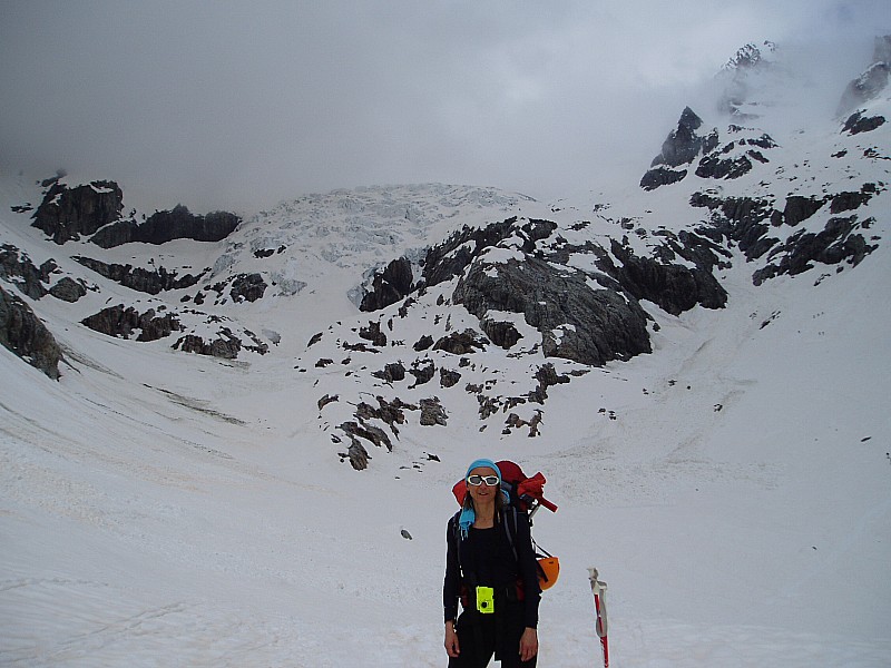 #5 Cécile sous le glacier Blanc, il y a des skieurs qui monte au refuge (à droite sur la photo) bon courage à eux dans cette neige lourde. Cécile sous le glacier Blanc, il y a des skieurs qui monte au refuge (à droite sur la photo) bon courage à eux dans cette neige lourde.