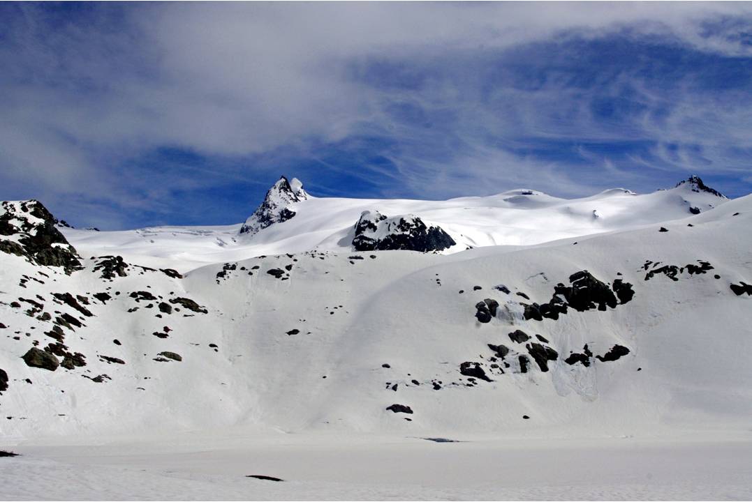 #9 Redescente: les Vedettes : A la redescente... bonne portance de la neige... le grand glacier du Ruitor, coupé par la tranche rocheuse des Vedettes du Ruitor... très beau! belle signature du lieu Redescente: les Vedettes : A la redescente... bonne portance de la neige... le grand glacier du Ruitor, coupé par la tranche rocheuse des Vedettes du Ruitor... très beau! belle signature du lieu