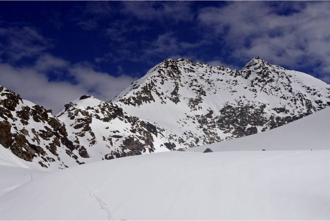 #6 Arête NW du Paramont : A l Arête NW du Paramont : A l'approche du glacier, les bastions du Paramont se dégagent.