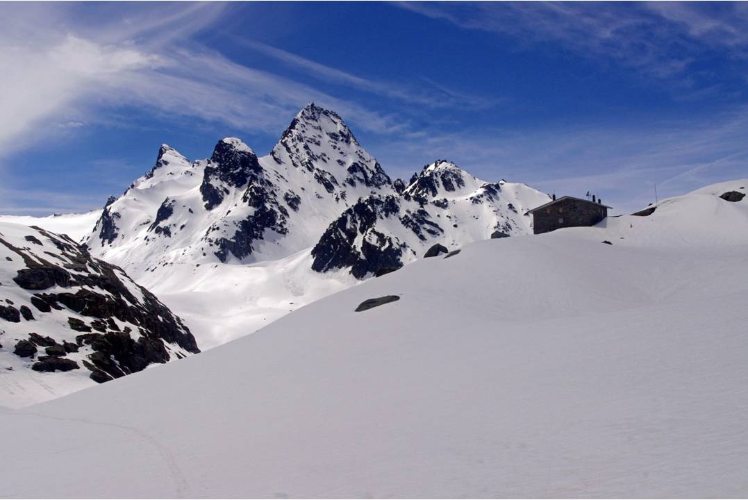 #4 Deffeyes et Grd Assaly : Le refuge DEFFEYES est un lieu vraiment souriant en ETE... en HIVER, c Deffeyes et Grd Assaly : Le refuge DEFFEYES est un lieu vraiment souriant en ETE... en HIVER, c'est solitude guarantie... avec le GRAND ASSALY pour témoin.
