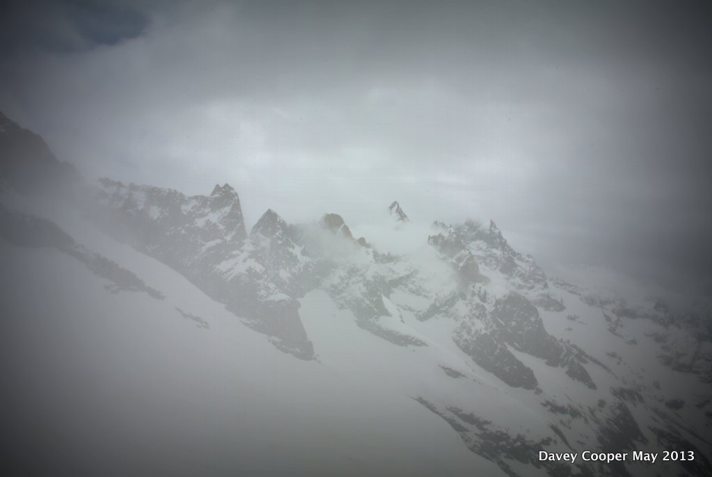 Sur le balcon de le Refuge Promontoire sous le pluie/neige.