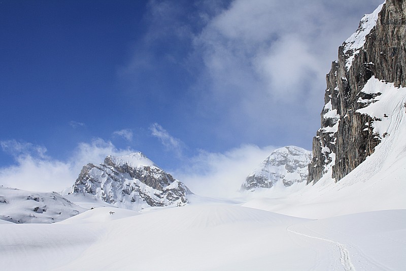 col de Rhême-Calabre : avec à gauche la pointe de Calabre (enfin, ça dépend des cartes), notre sommet de la veillle, et à droite la pointe de Bazel (enfin, ça dépend des cartes !)