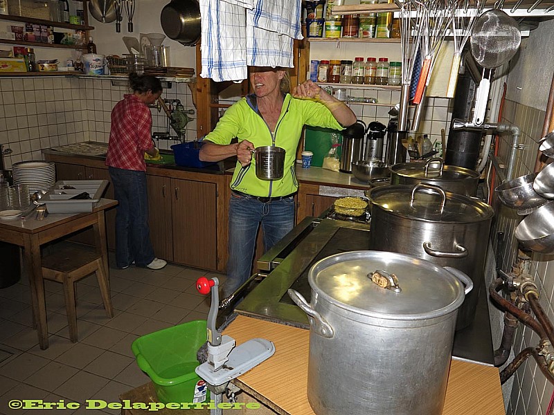 #8 La cuisine de Tracuit : La cuisine de Tracuit: l La cuisine de Tracuit : La cuisine de Tracuit: l'ancien refuge doit être démoli cette semaine pour laisser la place à un batiment hyper-moderne. Dommage pour les gros murs de pierre et les dortoirs en bois ...