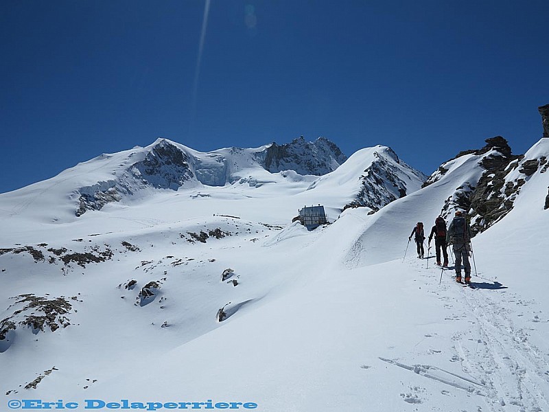 #5 Montée à Tracuit : Arrivée en vue de la cabane Tracuit et du Bishorn Montée à Tracuit : Arrivée en vue de la cabane Tracuit et du Bishorn