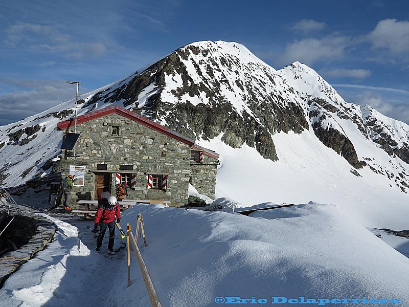 #9 Départ de la cabane Tracuit : Au vu des prévisions, et de la neige pourrie en-dessous de 3000 m, on rentre à la maison ! Départ de la cabane Tracuit : Au vu des prévisions, et de la neige pourrie en-dessous de 3000 m, on rentre à la maison !