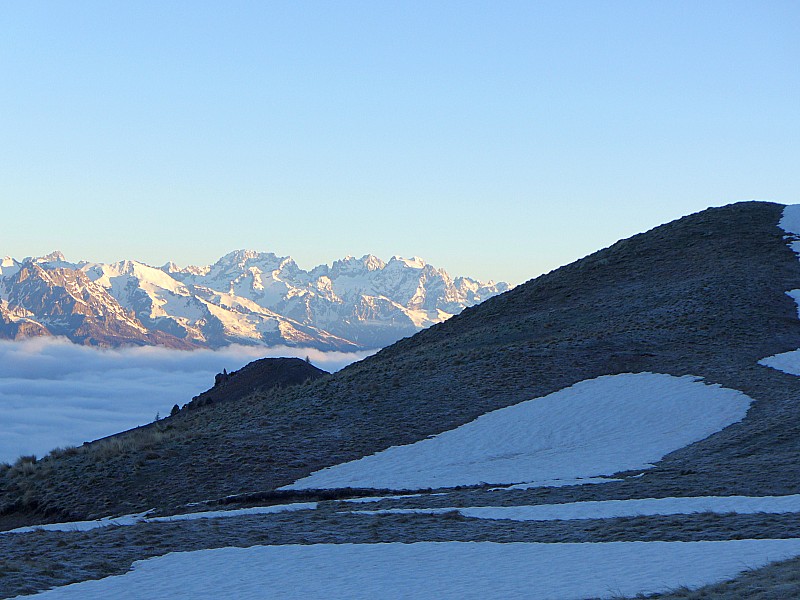 #1 Au-dessus de la mer de nuage : les Ecrins sont déjà au soleil. Au-dessus de la mer de nuage : les Ecrins sont déjà au soleil.