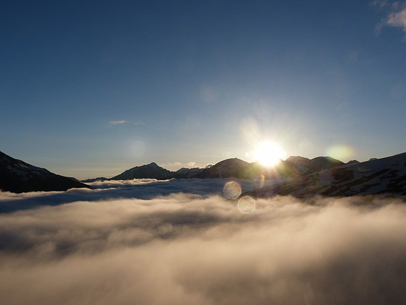 #1 Pas de la Case : Le soleil pointe le bout de son nez derrière les crêtes de Bésines Pas de la Case : Le soleil pointe le bout de son nez derrière les crêtes de Bésines