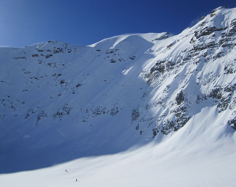 #3 A skis vers le bas de la face A skis vers le bas de la face