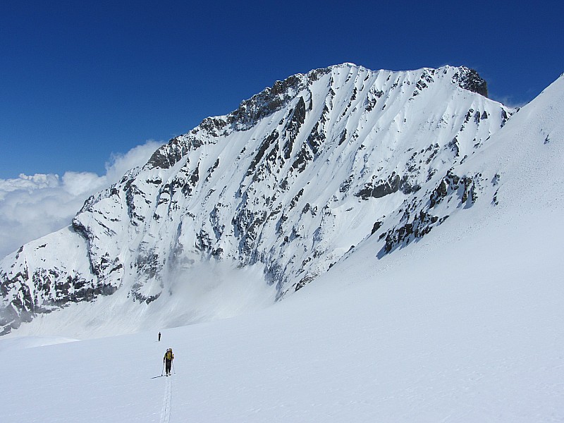 Parrachée : Remontée au col de Labby avec la face en toile de fond.