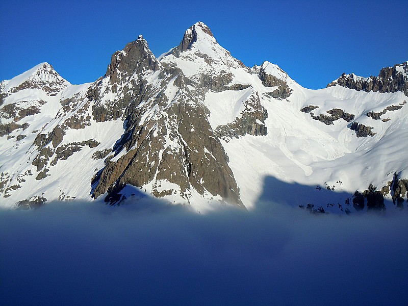 #1 Sortie des nuages : ...Mais nous, nous restons toujours dans l Sortie des nuages : ...Mais nous, nous restons toujours dans l'ombre.