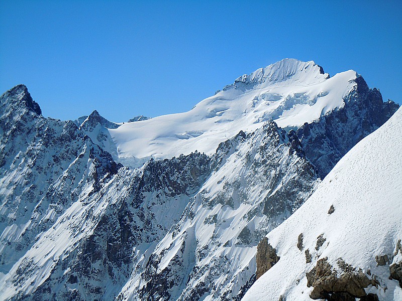 #4 A portée de main : La Barre et le Dôme des Ecrins vus du col. A portée de main : La Barre et le Dôme des Ecrins vus du col.