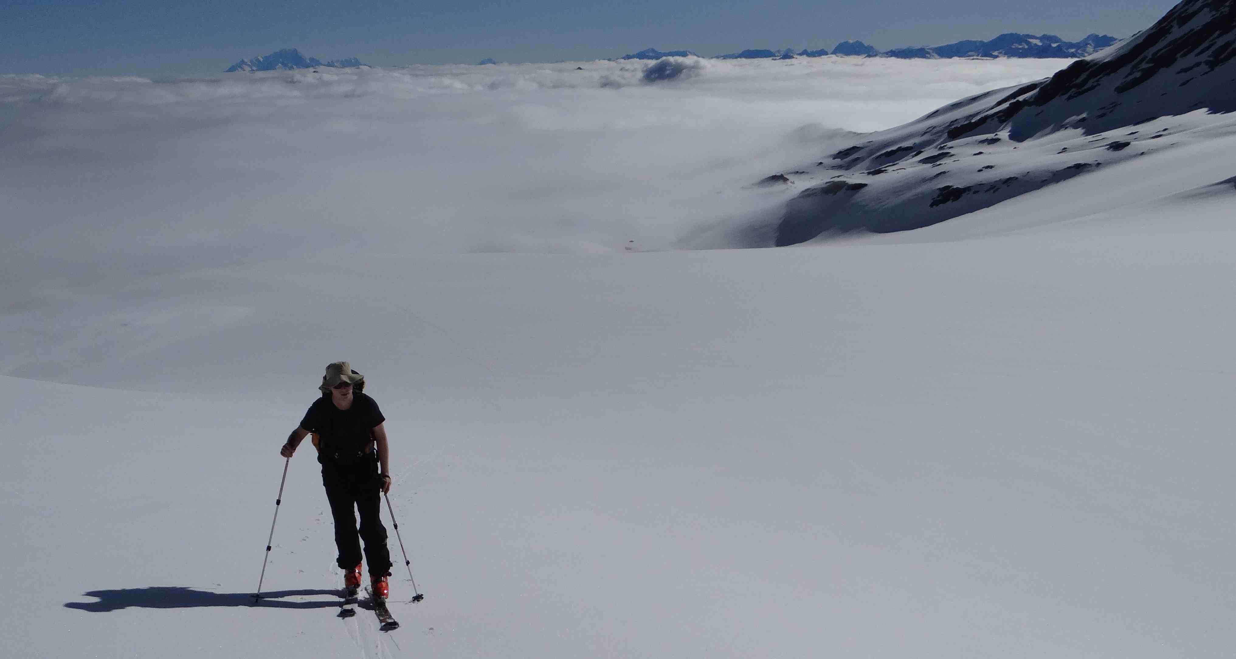 #5 Arrivée sur le glacier : Au dessus de la mer de nuage Arrivée sur le glacier : Au dessus de la mer de nuage