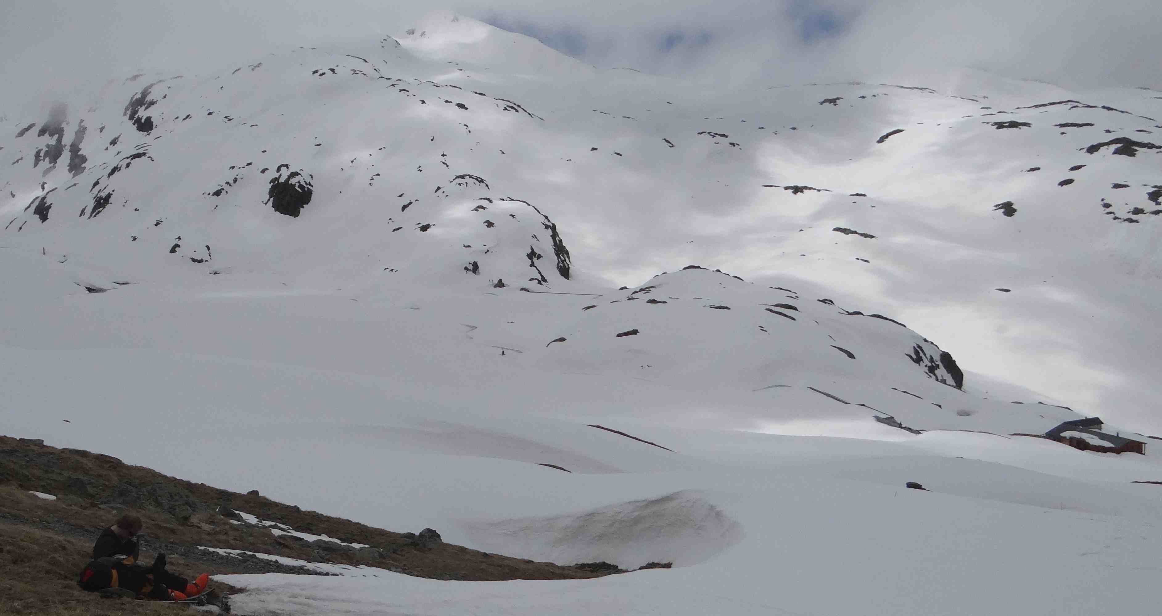 #7 Vallée des lacs : Vue depuis les hauts des pistes de St Sorlin sur le refuge et la vallée des lacs sous la mer de nuage. Vallée des lacs : Vue depuis les hauts des pistes de St Sorlin sur le refuge et la vallée des lacs sous la mer de nuage.