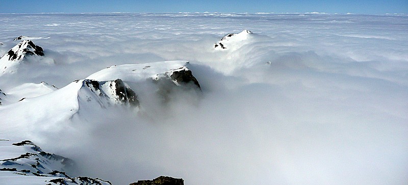 #19 Les nuages montent : La Grande Lance est bientôt prise. Une heure avant, on descendait au soleil Les nuages montent : La Grande Lance est bientôt prise. Une heure avant, on descendait au soleil