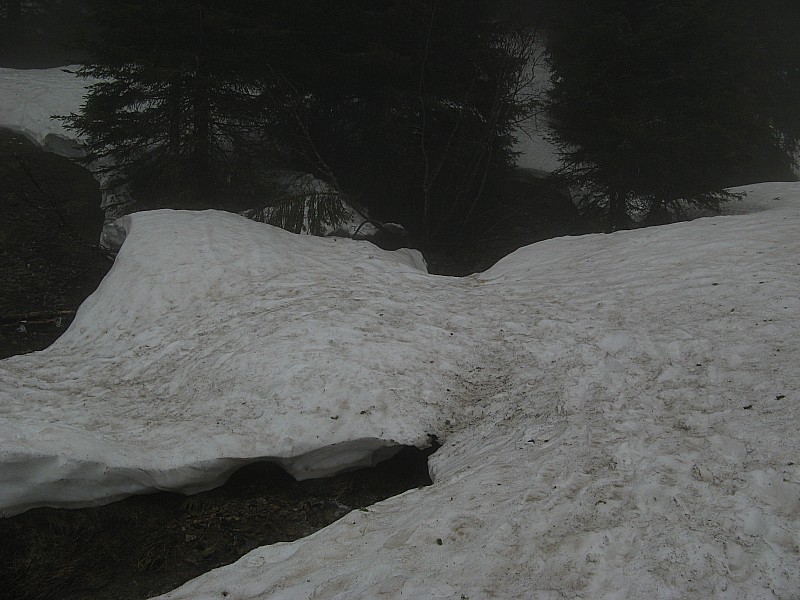 #2 Traversée rivière : Traversée du dernier pont de neige vers 1680m sur le début du sentier du lac des Pirouettes Traversée rivière : Traversée du dernier pont de neige vers 1680m sur le début du sentier du lac des Pirouettes