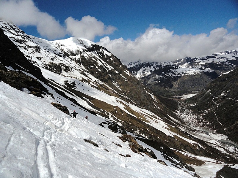 #17 Pointe de Charbonnel : Cheminement par les vires pour éviter les barres Pointe de Charbonnel : Cheminement par les vires pour éviter les barres