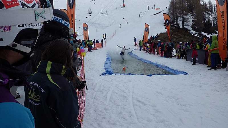 #8 Arrivée sur une autre planète pour la bringue de dernière journée des Grands Montets, concerts, DJ..... du bruit quoi. Arrivée sur une autre planète pour la bringue de dernière journée des Grands Montets, concerts, DJ..... du bruit quoi.