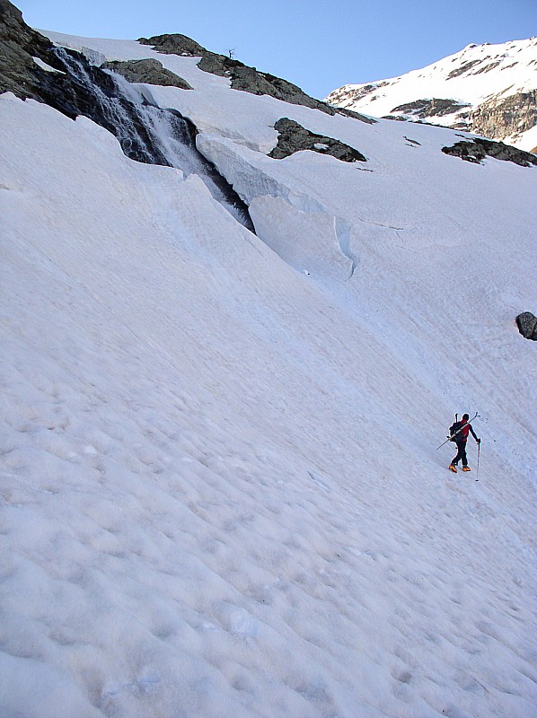 #3 devers : Traversée en devers à pied crampons plus rassurants devers : Traversée en devers à pied crampons plus rassurants