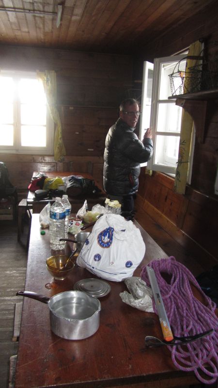 #15 In the refuge : L In the refuge : L'intérieur du refuge, avec rideaux !