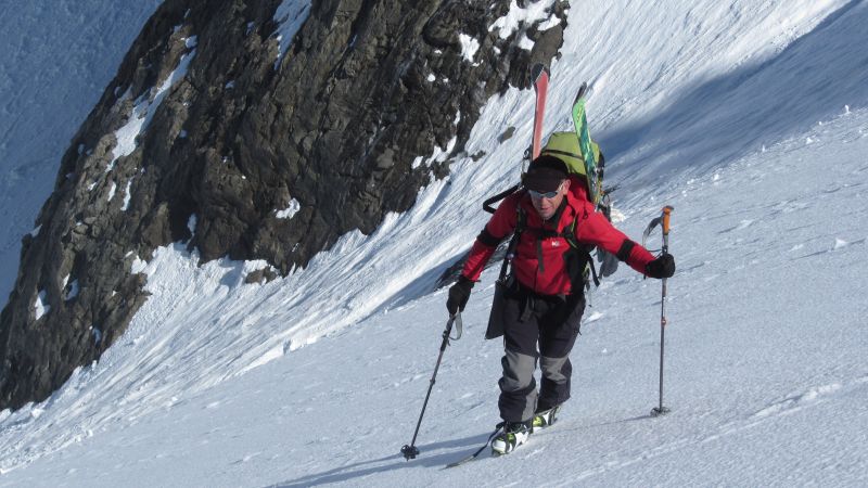 #2 Francois arrive au col : En crampons, fin de la premiere montée de la journée Francois arrive au col : En crampons, fin de la premiere montée de la journée