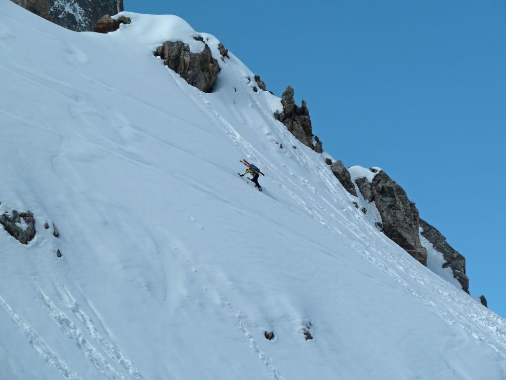 #6 Vallon des Etages : Isa dans une belle pente à droite sous le col Vallon des Etages : Isa dans une belle pente à droite sous le col