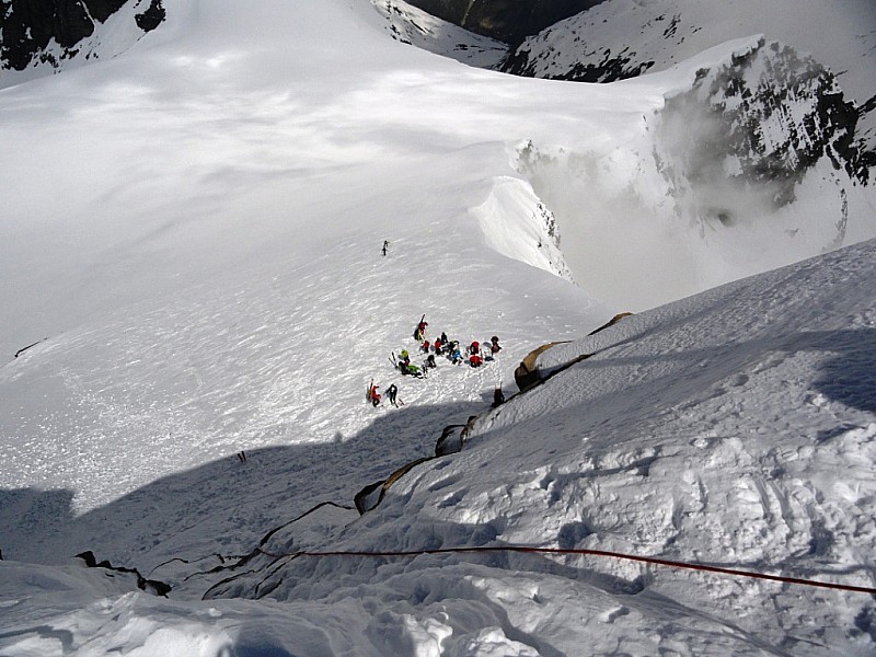 #15 Albaron en traversée : Descente par la goulotte, y Albaron en traversée : Descente par la goulotte, y'a foule en bas...