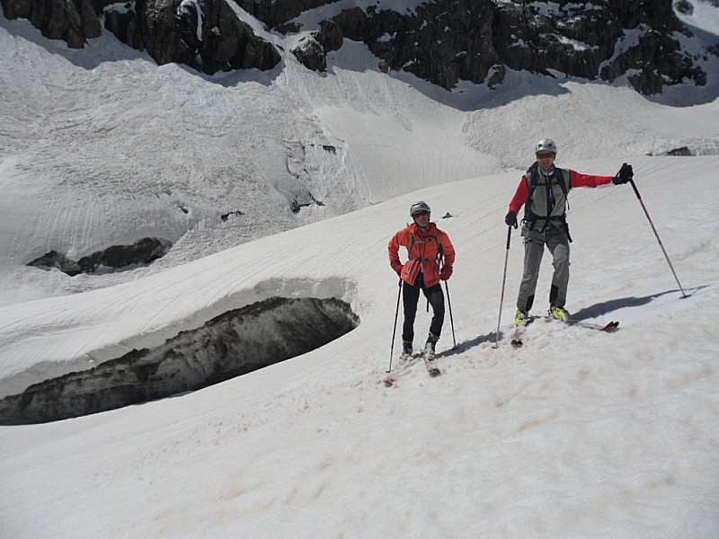 #5 Grande Ruine : Olivier et Jérôme devant une belle crevasse du glacier de la plate des agneaux. Grande Ruine : Olivier et Jérôme devant une belle crevasse du glacier de la plate des agneaux.