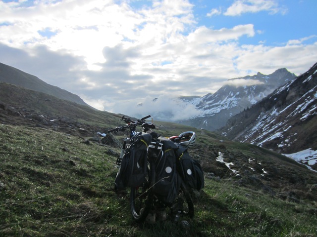 #1 Parking du jour : Stop vers 1800m d Parking du jour : Stop vers 1800m d'altitude, la neige n'est plus très loin.
