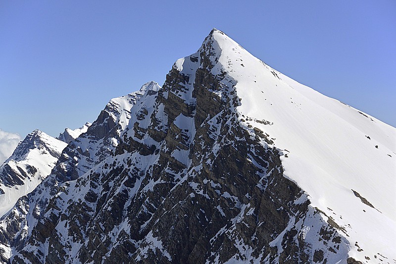 #10 Pointe des Estaris : Sommet voisin, très aérien - jamais vu la partie centrale Sud (côté ouest du sommet) skiée. Pointe des Estaris : Sommet voisin, très aérien - jamais vu la partie centrale Sud (côté ouest du sommet) skiée.