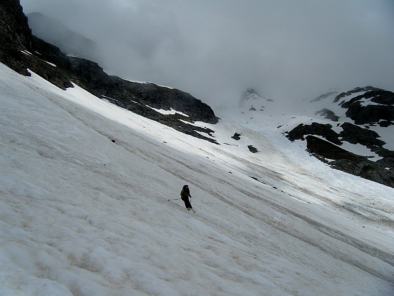 #28 bas du vallon du Pis : descente grisante malgré une neige ridée de saison tirant sur sa fin bas du vallon du Pis : descente grisante malgré une neige ridée de saison tirant sur sa fin