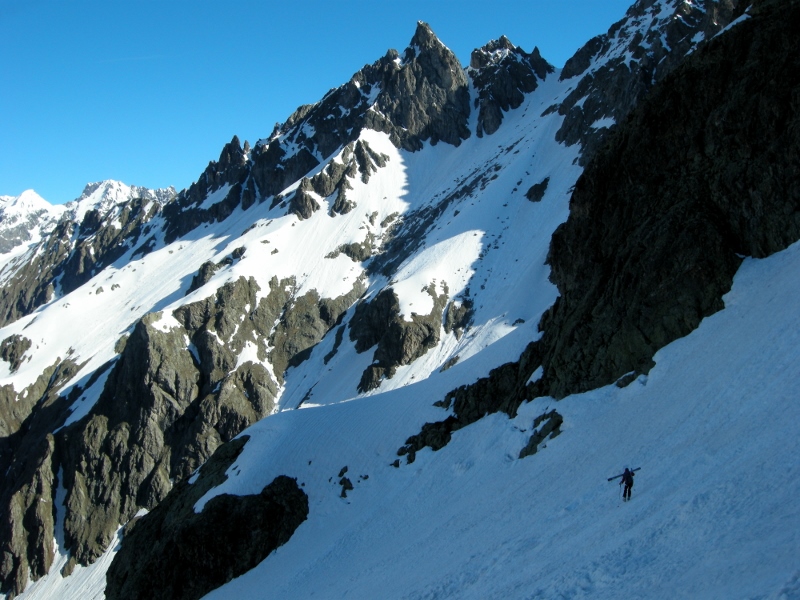 #19 traversée Rognons - vallon du : c traversée Rognons - vallon du : c'est là que çà bascule dans le vallon du Pis (crampons utiles par neige dure)