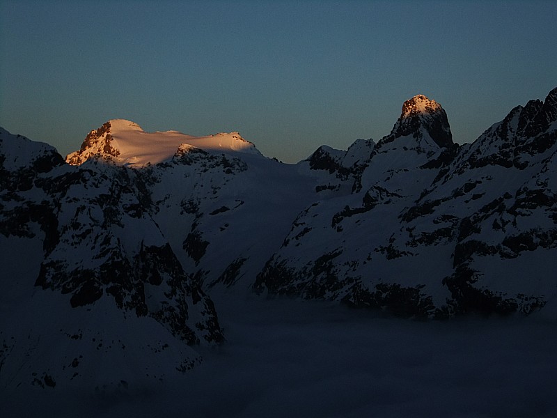 #1 Lever de soleil : les rouies et la pointe du vallon des étages dans la lumière de l Lever de soleil : les rouies et la pointe du vallon des étages dans la lumière de l'aube