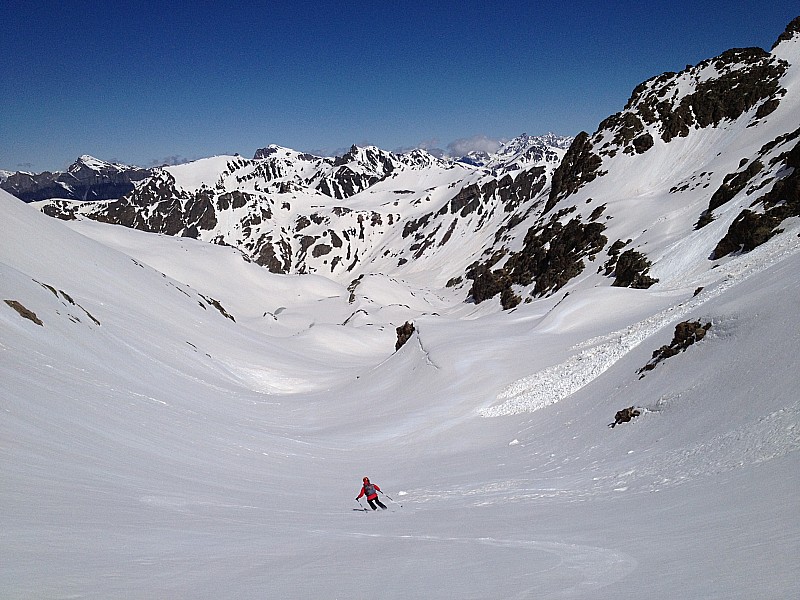 #16 Du bon ski : dans la descente du vallon vers le refuge. Du bon ski : dans la descente du vallon vers le refuge.