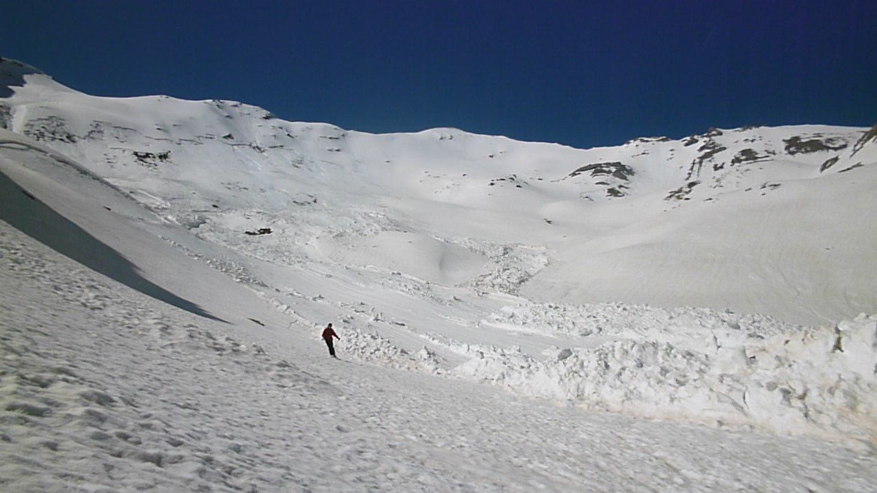Vers la fin : De belles avalanches sous le Grand Parpaillon mais tout n'est pas encore descendu (rien n'a encore coulé sous le sommet)
