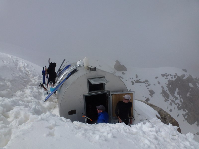 #2 Bivouac Grappein : Bivouac Grappein, le bivouac Pol est à droite sur l Bivouac Grappein : Bivouac Grappein, le bivouac Pol est à droite sur l'arète, sous la neige.