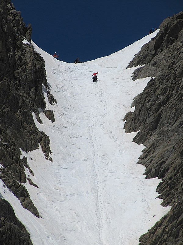 #6 Couloir Est : Le couloir à perdu de sa largeur et la neige a bien été travaillée . Couloir Est : Le couloir à perdu de sa largeur et la neige a bien été travaillée .