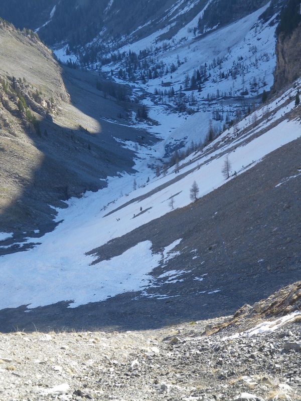 #1 Vallon du Col de la Pierre : Portage du matin, enfin le soleil !. De beaux restes d Vallon du Col de la Pierre : Portage du matin, enfin le soleil !. De beaux restes d'avalanche dans le vallon.