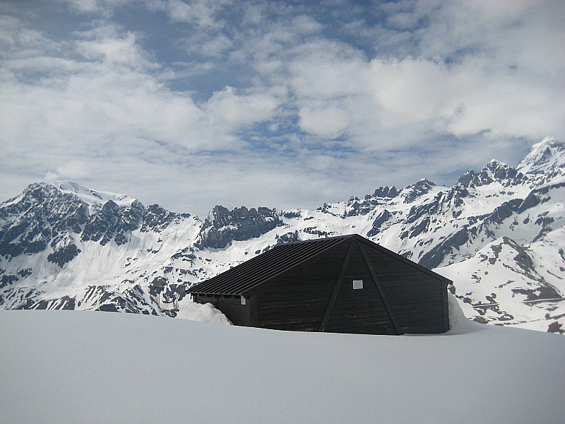 #31 08/05 : Le Bivouac Regondi, idealement place sur un promontoire face au Velan et au Grand Combin 08/05 : Le Bivouac Regondi, idealement place sur un promontoire face au Velan et au Grand Combin