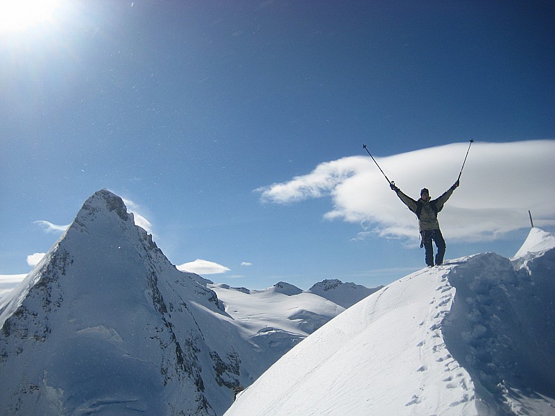 #52 12/05 : Au sommet de la Tete de Valpelline devant la magnifique Dent d 12/05 : Au sommet de la Tete de Valpelline devant la magnifique Dent d'Herens