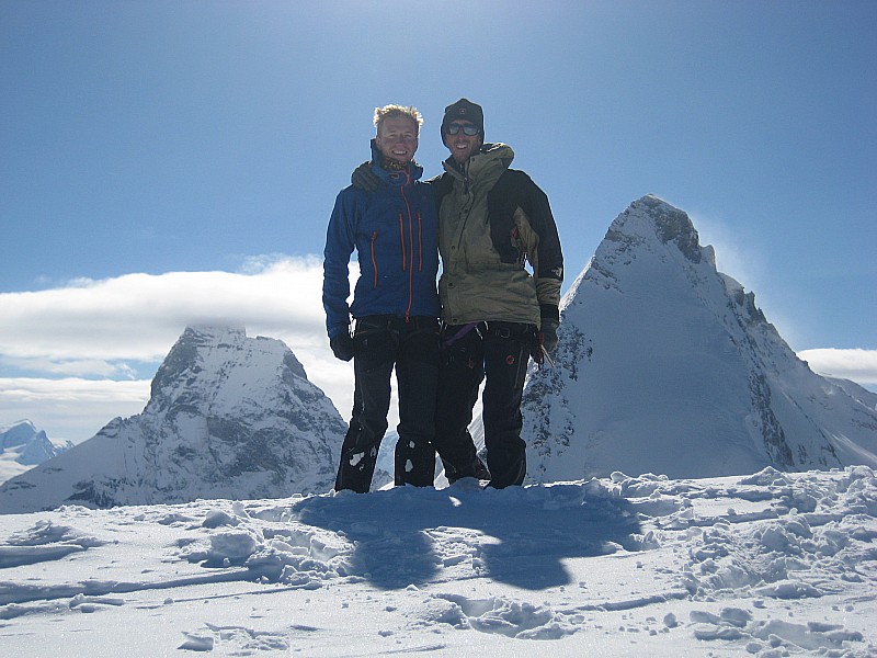 #53 12/05 : L 12/05 : L'equipe au sommet, entre Cervin et Dent d'Herens