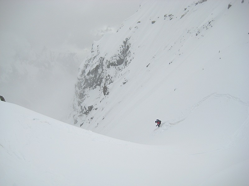 #39 10/05 : Eric bascule dans le couloir descendant du Col de la Sassa 10/05 : Eric bascule dans le couloir descendant du Col de la Sassa