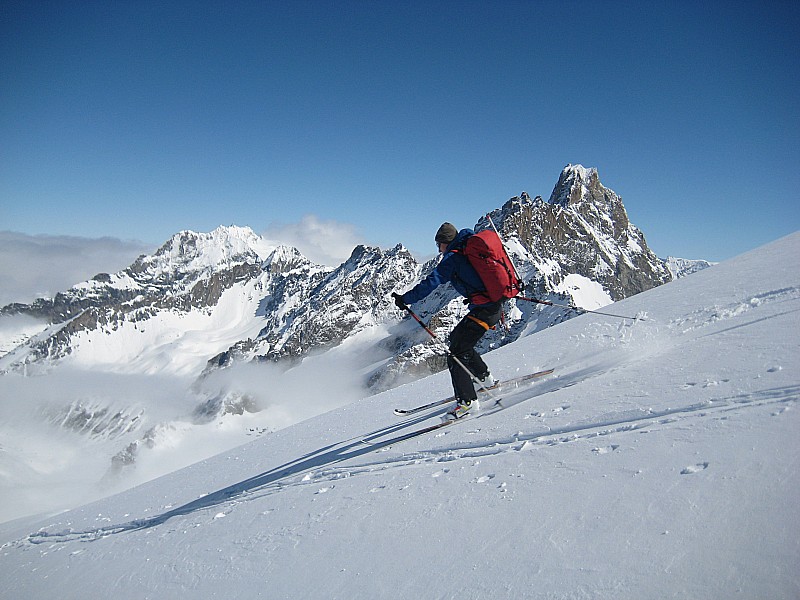 #47 11/05 : Descente du Mont Brule dans une neige soufflee tres agreable 11/05 : Descente du Mont Brule dans une neige soufflee tres agreable