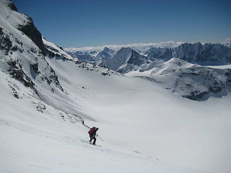 #28 08/05 : Ski sur une belle moquette avant la remontee au Col du Sonadon en face 08/05 : Ski sur une belle moquette avant la remontee au Col du Sonadon en face