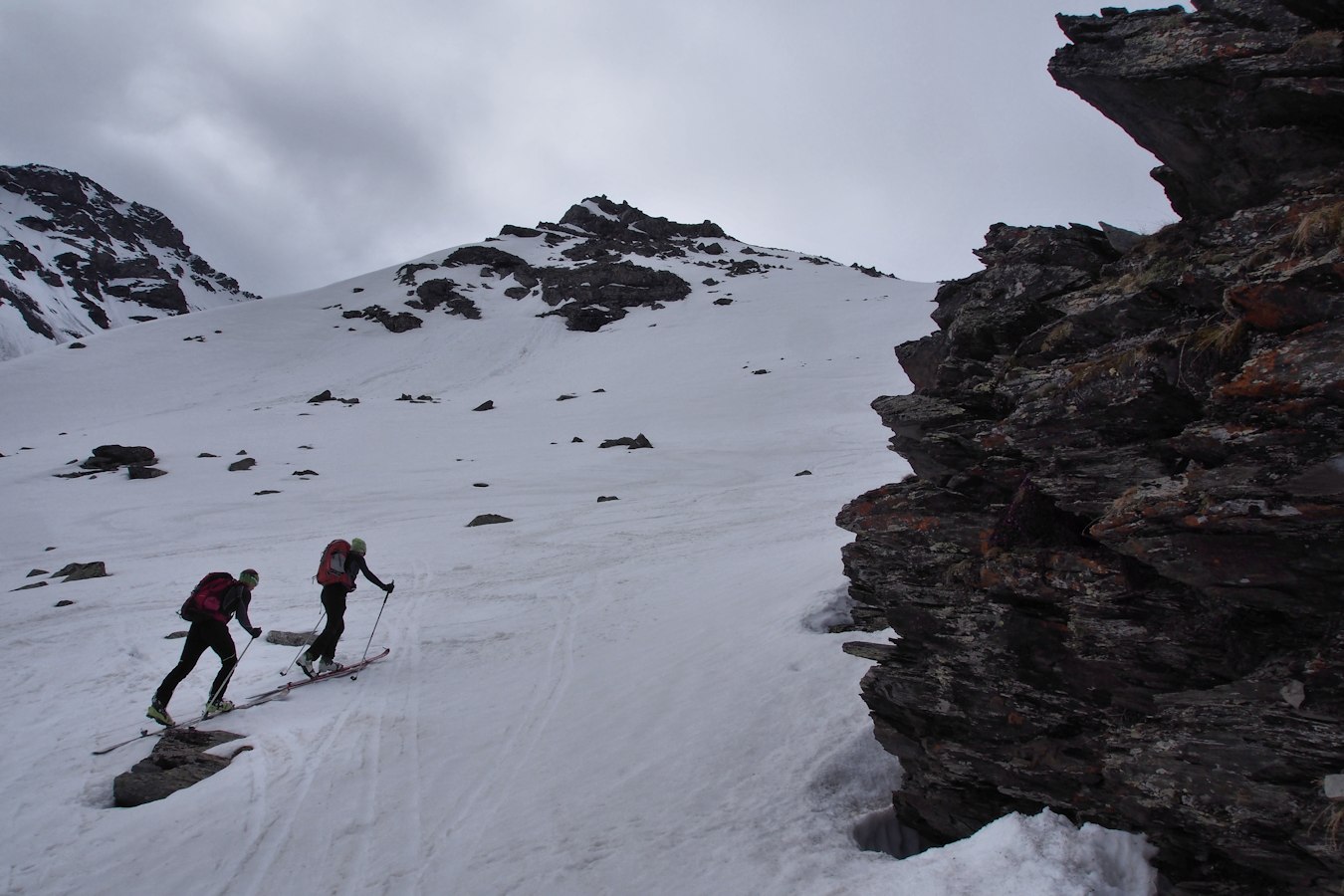 #5 Vers 2400 m : Jean-Louis et Franck en direction du col, sous un ciel bien sombre. Vers 2400 m : Jean-Louis et Franck en direction du col, sous un ciel bien sombre.