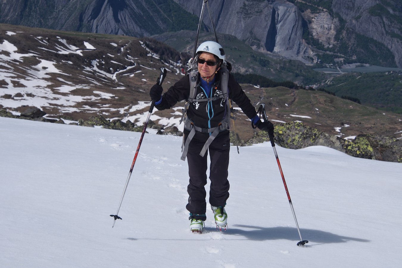 #9 Face Ouest : Florence skis sur le sac. Face Ouest : Florence skis sur le sac.