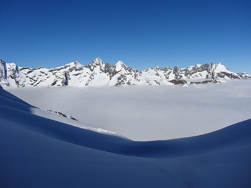 #1 La brume va bientôt complètement se déchirer. La brume va bientôt complètement se déchirer.