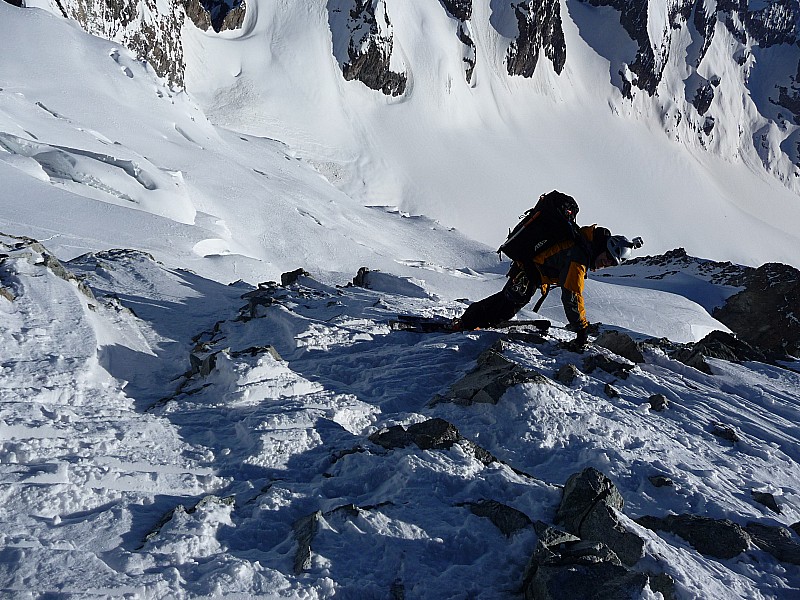 #11 On chausse au sommet. : Ensuite 5 m un peu délicats entre les cailloux. On chausse au sommet. : Ensuite 5 m un peu délicats entre les cailloux.