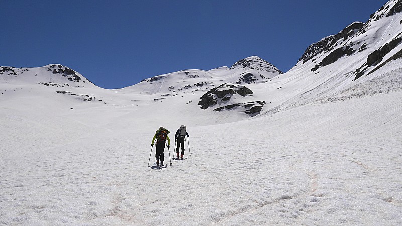 #19 2400m : on repaute pour passer le col de Sanguinière à dr. 2400m : on repaute pour passer le col de Sanguinière à dr.