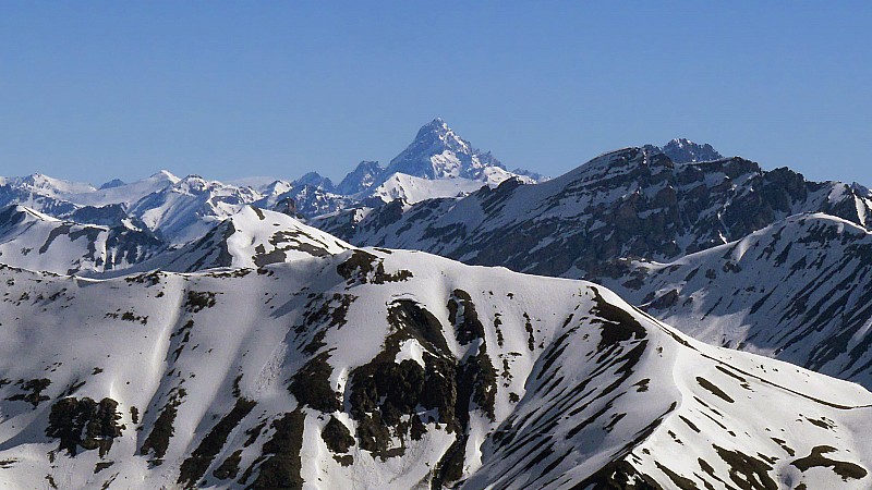 #13 2800m : Zoom sur le Viso, avec le pointe de Chaufrede au premier plan et l 2800m : Zoom sur le Viso, avec le pointe de Chaufrede au premier plan et l'Enchastraye au second plan