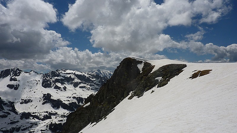 #13 Grd Colon : Un skieur descendait par l Grd Colon : Un skieur descendait par l'entonnoir qui doit encore passer